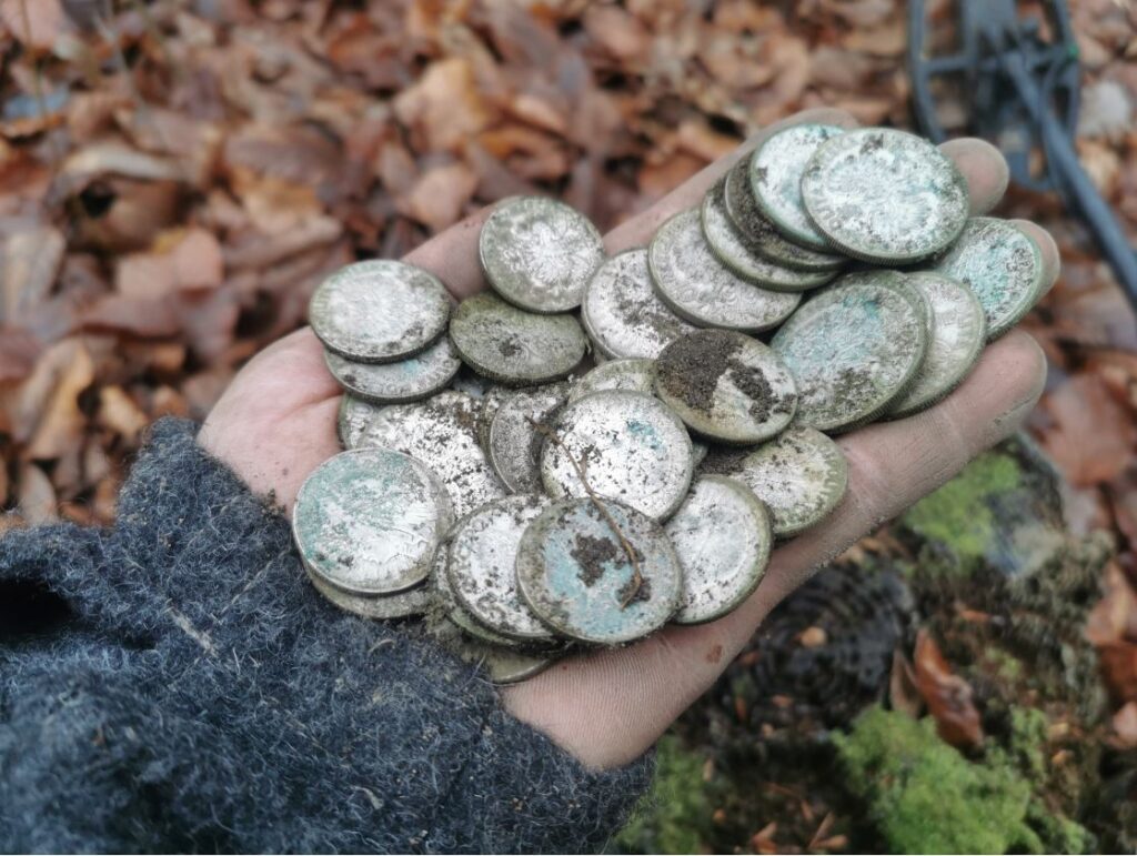 Co się stanie z monetami ukrytymi  w czasie wojny? Czy spadkobierczynie odzyskają to co zostało po ich rodzicach?